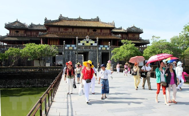 Du khách tham quan Đại nội-Huế. (Ảnh: Huy Hùng/TTXVN) Đến năm 2025, Thừa Thiên-Huế trở thành thành phố trực thuộc Trung ương ảnh 1