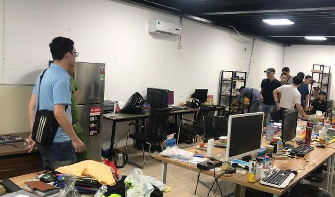 Phòng cảnh sát hình sự và các lực lượng phối hợp kiểm tra, thu giữ các phương tiện, thiết bị trong những cơ sở tổ chức đánh bạc, đánh bạc trên mạng. (Nguồn: Báo An ninh thủ đô) Triệt phá đường dây tổ chức đánh bạc trên mạng quy mô lớn ảnh 1