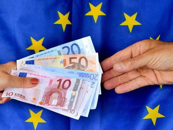 Đồng euro có thể tiếp tục bị mất giá mạnh trong năm 2015 ảnh 1