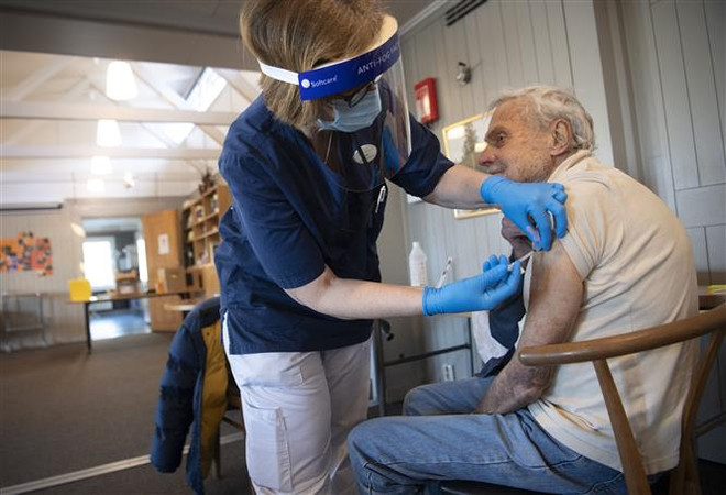 COVID-19: Na Uy và Thụy Điển siết chặt các biện pháp phòng dịch ảnh 1