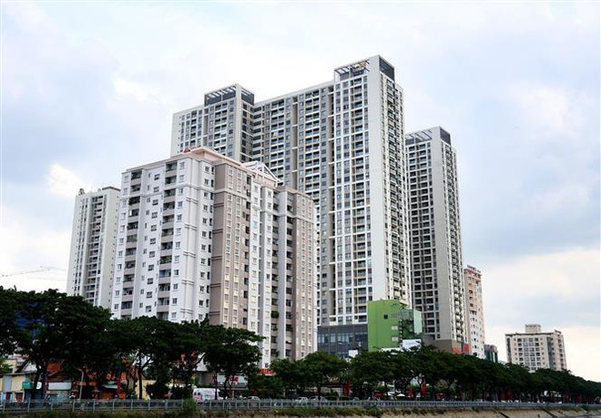 Các tòa nhà chung cư bên kênh Tàu Hủ-Bến Nghé, quận 4 (Thành phố Hồ Chí Minh). (Ảnh: Hồng Đạt/TTXVN) Triển vọng tích cực cho thị trường bất động sản Thành phố Hồ Chí Minh ảnh 2