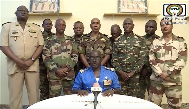 Hình ảnh phát trên truyền hình quốc gia Niger ngày 27/7/2023 về nhóm binh sỹ tự xưng là thành viên Hội đồng Quốc gia Bảo vệ Tổ quốc (CNSP) tuyên bố lật đổ Tổng thống Mohamed Bazoum. (Ảnh: Anadolu Agency/TTXVN) Chính quyền quân sự Niger tuyên bố sẽ truy tố Tổng thống bị phế truất ảnh 1