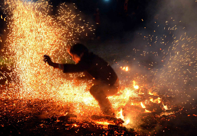 Ly kỳ, sôi động lễ hội nhảy lửa của người Dao Lào Cai ảnh 1