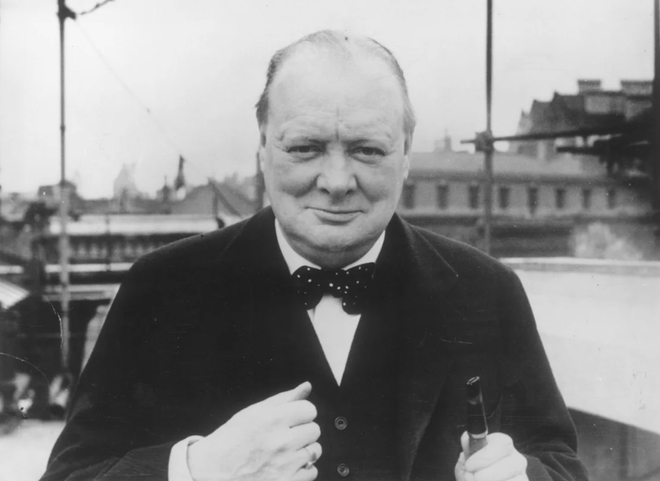 Ông Churchill có vài bộ răng giả. (Nguồn: CNN) churchill.png