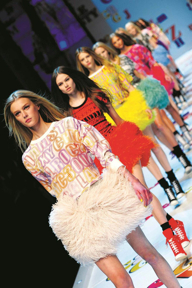 Diện mạo làng thời trang thế giới thay đổi do "cơn bão sáp nhập" ảnh 1