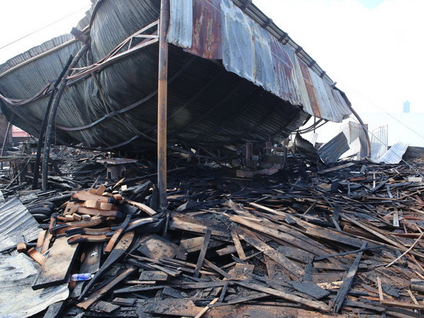 Cháy lớn tại cửa hàng bán đồ gỗ nội thất nổi tiếng ở Đà Nẵng ảnh 1