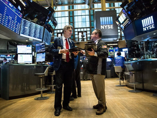 Chứng khoán Mỹ vững vàng bất chấp các số liệu kinh tế ảm đạm ảnh 1