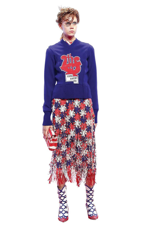 Diện mạo làng thời trang thế giới thay đổi do "cơn bão sáp nhập" ảnh 2