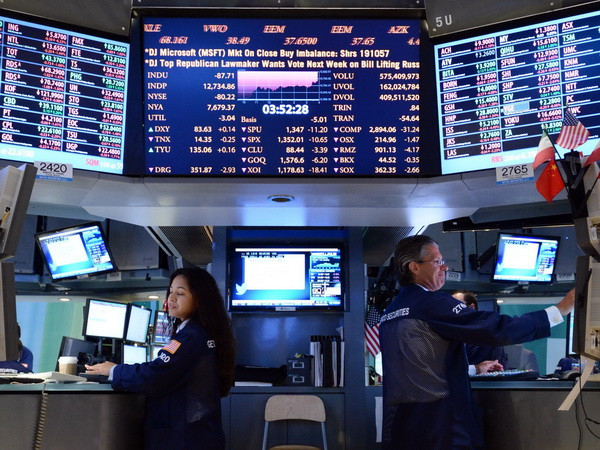 Màu xanh gần như phủ khắp các sàn chứng khoán Âu và Mỹ ảnh 1