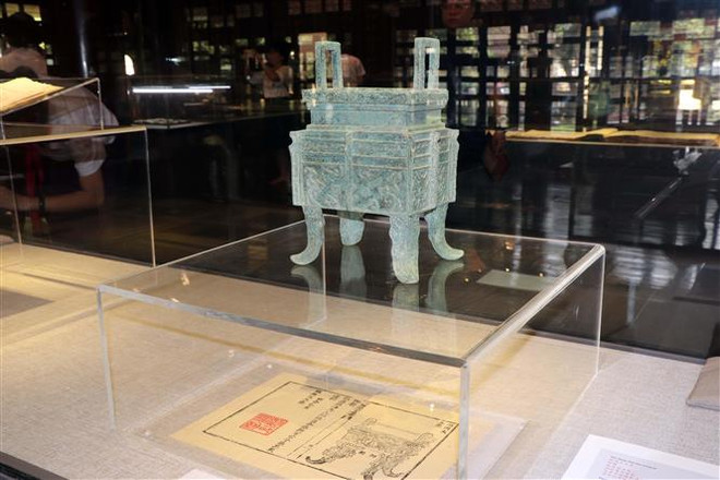 Thừa Thiên-Huế: Tặng sách cổ và giới thiệu tác phẩm của vua Minh Mạng ảnh 4