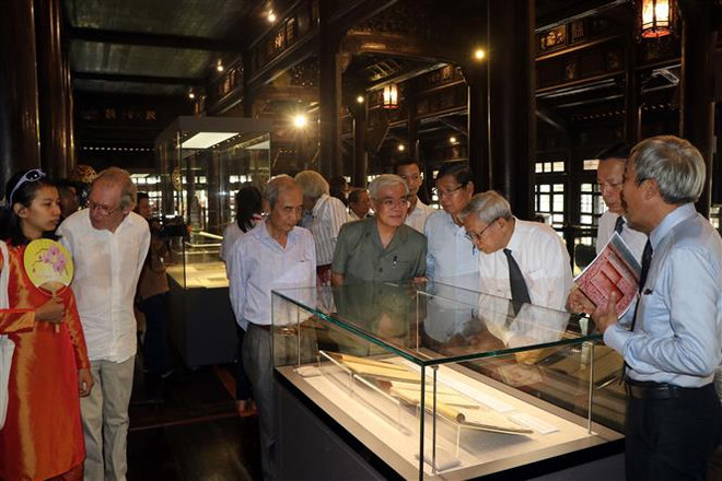 Thừa Thiên-Huế: Tặng sách cổ và giới thiệu tác phẩm của vua Minh Mạng ảnh 5