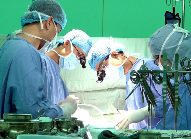 Mổ xuyên đêm cứu nam thanh niên đa chấn thương vì tai nạn giao thông ảnh 1