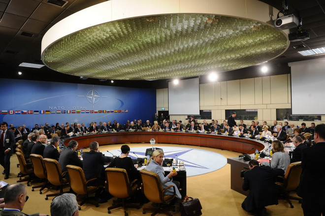 NATO bất đồng về việc cung cấp vũ khí cho quân đội Ukraine ảnh 1