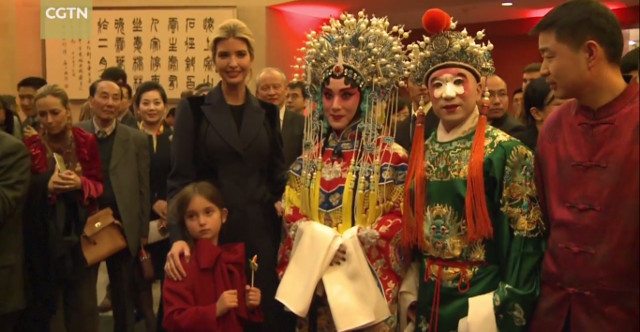 Cháu gái 5 tuổi của ông Trump hát ca khúc tiếng Trung mừng năm mới ảnh 1