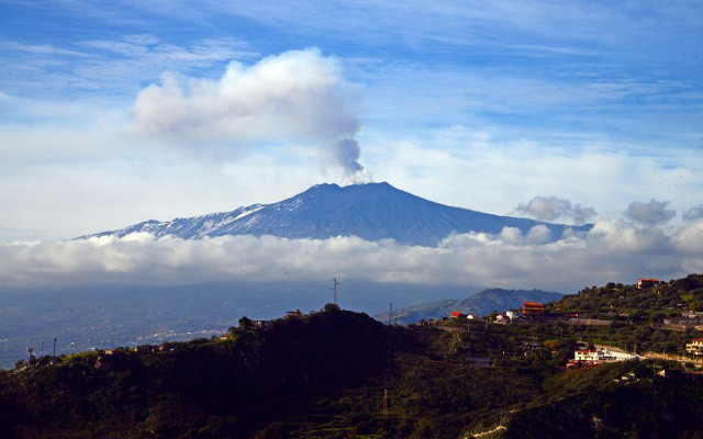 Núi lửa Etna tại đảo Sicily của Italy hoạt động trở lại ảnh 1