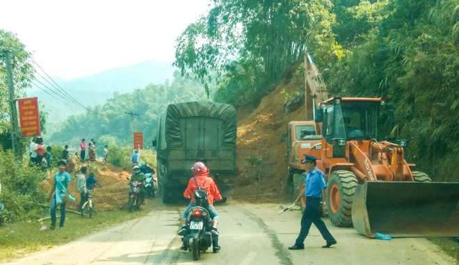 Điện Biên: Sạt lở gây ách tắc giao thông tuyến Quốc lộ 279 ảnh 1