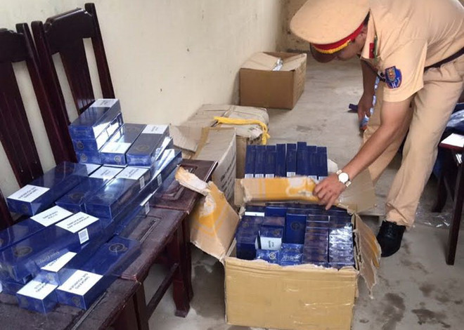 Thanh Hóa: Bắt giữ xe vận chuyển gần 1.000 bao thuốc lá lậu ảnh 1