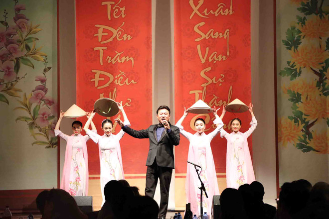 Tiết mục biểu diễn của nghệ sỹ ưu tú Tạ Minh Tâm và tốp múa. (Ảnh: Hương Giang/Vietnam+) Mang hơi ấm mùa Xuân quê hương đất Việt đến với kiều bào tại Bỉ ảnh 3