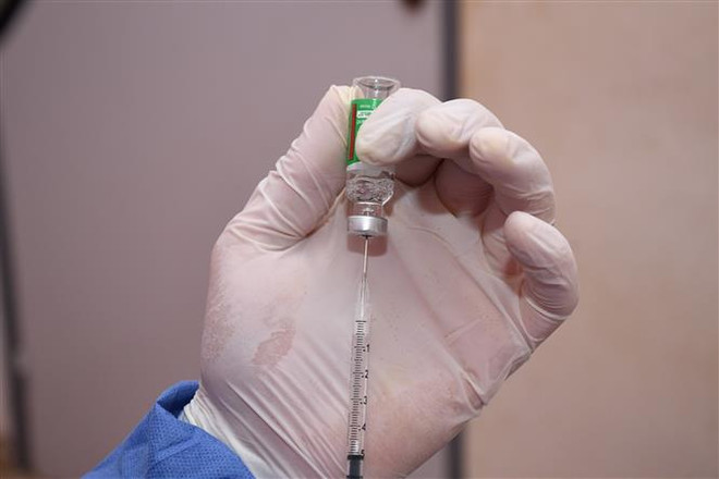 Chuẩn bị tiêm vaccine ngừa COVID-19. (Ảnh: THX/TTXVN) Người tiêm phòng COVID-19 đầy đủ ít có khả năng lây cho người khác ảnh 1