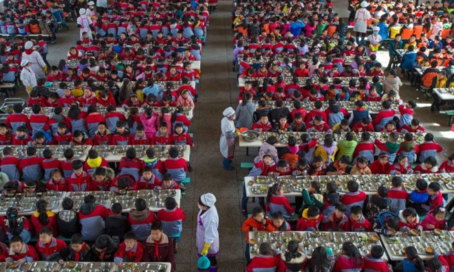 Trường học Trung Quốc dùng đồng phục thông minh để theo dõi học sinh ảnh 1