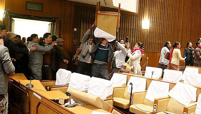 Nepal: Các nghị sỹ đối lập ném ghế vào Chủ tịch Quốc hội ảnh 1
