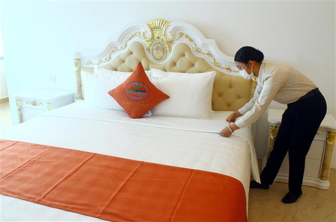 Nhân viên khách sạn được tập huấn tiếp đón và phục vụ khách du lịch. (Ảnh: Tá Chuyên/TTXVN) Nghệ An: Thị xã Cửa Lò chỉnh trang đô thị đón du khách trở lại ảnh 2