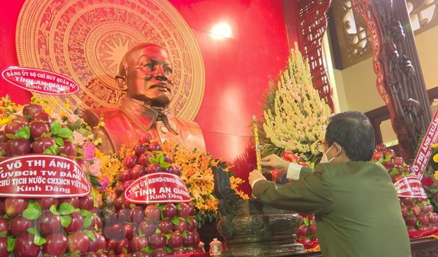 Bí thư Tỉnh ủy An Giang Lê Hồng Quang dâng hương tại đền thờ Chủ tịch Tôn Đức Thắng nhân kỷ niệm 133 năm ngày sinh của Người, ngày 20/8/2021. (Ảnh: Công Mạo/TTXVN) Dâng hương tưởng niệm 42 năm ngày mất của Chủ tịch Tôn Đức Thắng ảnh 1