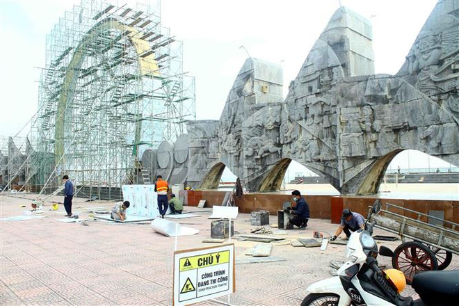 Quảng trường Bình Minh - nơi diễn ra các chương trình nghệ thuật văn hóa nghệ thuật đặc sắc trong Lễ hội du lịch Cửa Lò 2022 đang được gấp rút sửa chữa nâng cấp. (Ảnh: Tá Chuyên/TTXVN) Nghệ An: Thị xã Cửa Lò chỉnh trang đô thị đón du khách trở lại ảnh 1