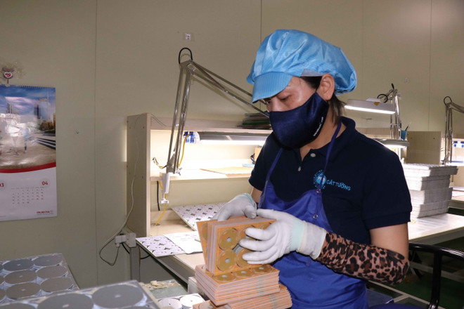 Công nhân sản xuất tại Công ty trách nhiệm hữu hạn sản xuất điện tử Pbc Cát Tường, phường Võ Cường, thành phố Bắc Ninh, tỉnh Bắc Ninh. (Ảnh: Thái Hùng/TTXVN) Đồng hành cùng doanh nghiệp vượt khó: "Giữ chân" người lao động ảnh 1