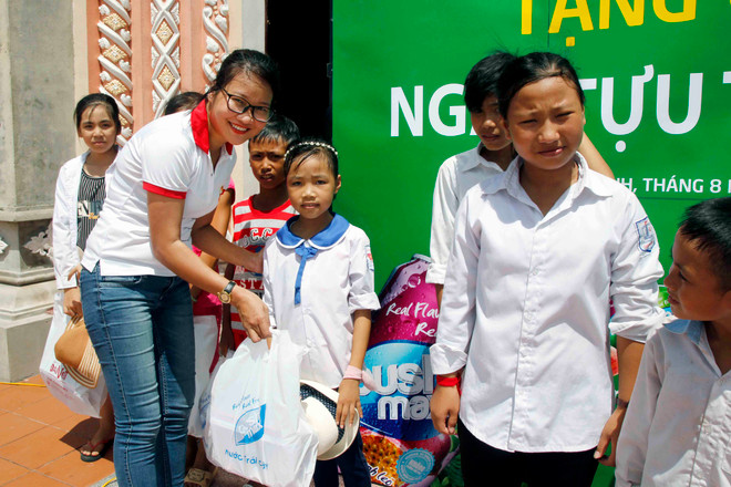 Tập đoàn Hương Sen tặng 350 suất quà cho các học sinh Nam Định ảnh 2