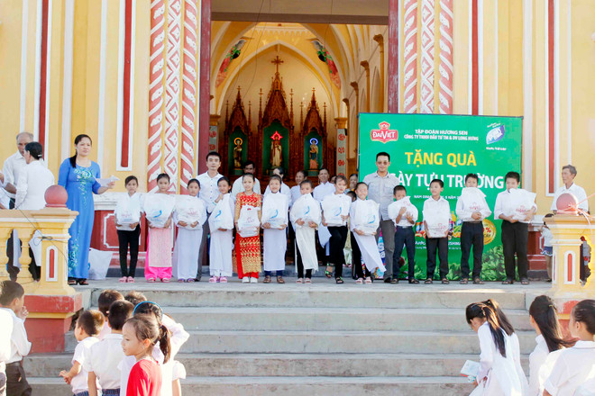 Tập đoàn Hương Sen tặng 350 suất quà cho các học sinh Nam Định ảnh 3