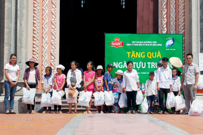 Tập đoàn Hương Sen tặng 350 suất quà cho các học sinh Nam Định ảnh 4