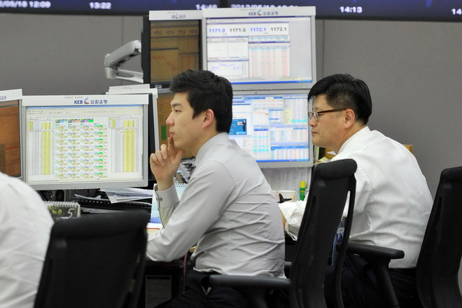 Chứng khoán châu Á đi xuống vì nhân tố Mỹ và Trung Quốc ảnh 1