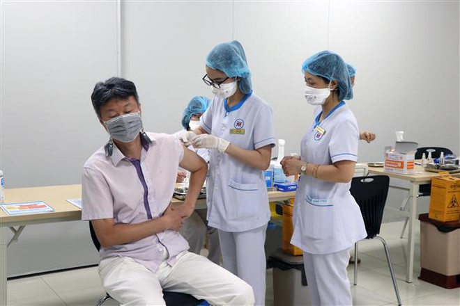 Tiêm vaccine phòng COVID-19 tại Hải Phòng. (Ảnh: Hoàng Ngọc/TTXVN) Hải Phòng điều chỉnh yêu cầu cách ly y tế đối với người từ vùng đỏ ảnh 1