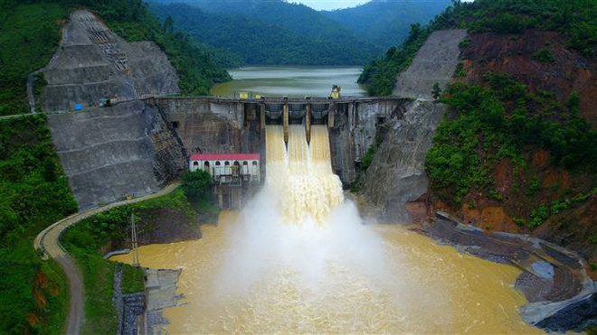 Xả tràn tại thủy điện Hố Hô, Quảng Bình. (Ảnh: Thành Đạt/TTXVN) Các hồ chứa chủ động hạ thấp mực nước đón mưa, lũ ảnh 1