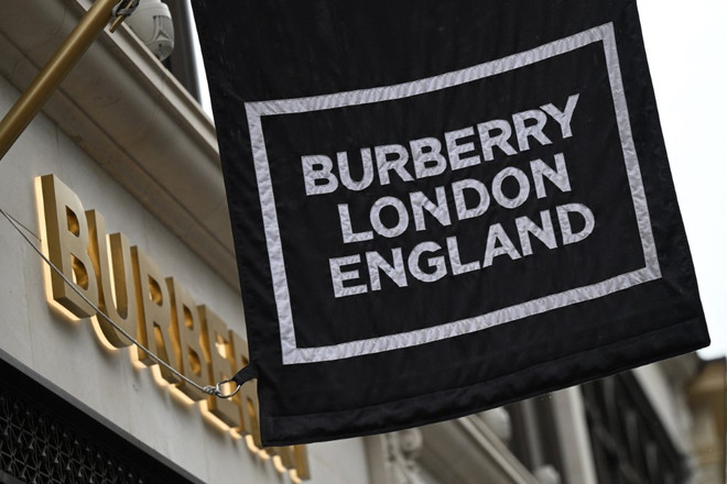 Thương hiệu thời trang Burberry tại cửa hàng ở London (Anh). (Ảnh: AFP/TTXVN) burberry.jpg