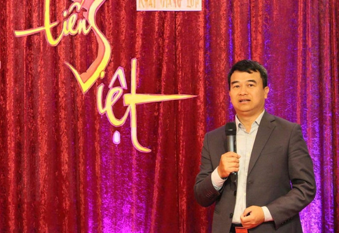 Tổng Lãnh sự Lưu Xuân Đồng phát biểu cảm ơn và mong muốn trong thời gian tới tiếp tục nhận được sự quan tâm, đồng hành, tạo điều kiện của chính quyền thành phố Augsburg. (Ảnh: Vietnam+) viet-duc_lop tieng viet (1).jpg