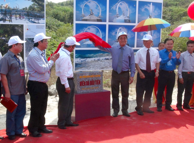 Các đại biểu đặt viên đá tượng trưng xây dựng khu tưởng niệm. (Ảnh: Nguyên Lý/TTXVN) Khánh Hòa: Lễ đặt đá xây khu tưởng niệm chiến sỹ Gạc Ma ảnh 1