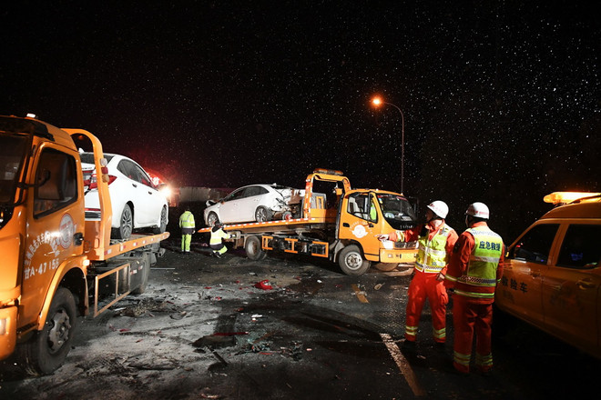 Trung Quốc: Đâm xe trên đường cao tốc, hơn 40 người thương vong ảnh 1