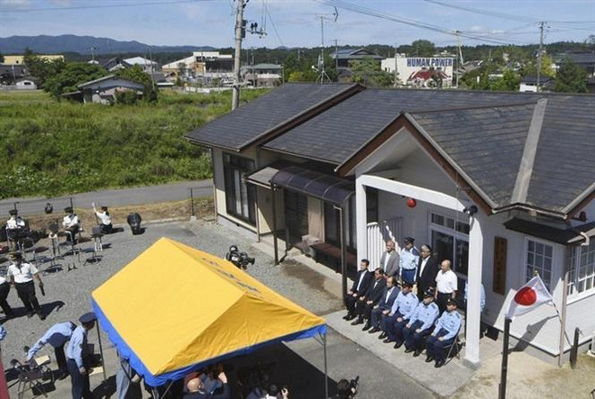 Buổi lễ đánh dấu ngày bốt gác cảnh sát tại thị trấn Futaba thuộc tỉnh Fukushima (Nhật Bản) mở cửa trở lại sau hơn 11 năm đóng cửa do thảm họa động đất và sóng thần, ngày 29/8/2022. (Ảnh: Kyodo/TTXVN) Biến gạo thành nhựa phát thải thấp góp phần cho hồi sinh ở Fukushima ảnh 1
