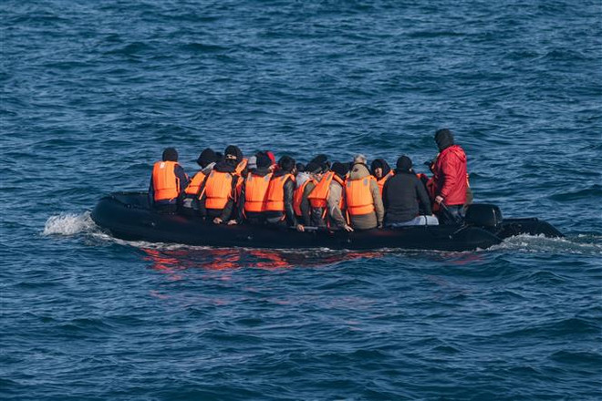 Ảnh minh họa. (Ảnh: AFP/TTXVN) Đắm thuyền ngoài khơi Tunisia khiến 5 người di cư thiệt mạng ảnh 1