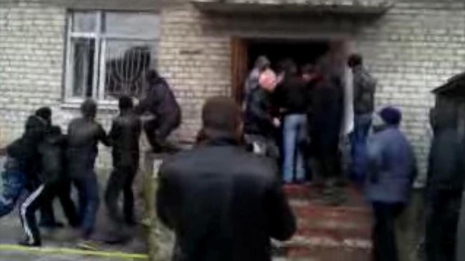 Các tay súng lại tấn công trụ sở cảnh sát ở Đông Ukraine ảnh 1