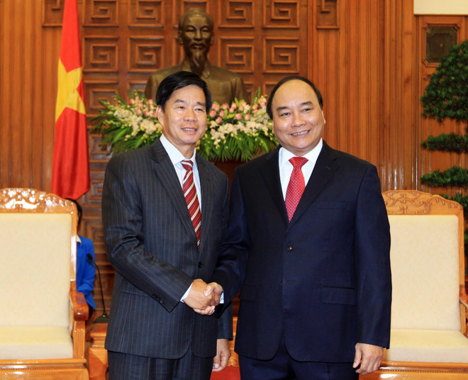 Phó Thủ tướng Nguyễn Xuân Phúc tiếp ông Singlavong Khoutphaythoune, Ủy viên Trung ương Đảng, Bí thư Thành ủy, Đô trưởng thành phố Vientiane. (Ảnh: An Đăng/TTXVN) Việt Nam luôn dành ưu tiên cao nhất cho quan hệ với Lào ảnh 1