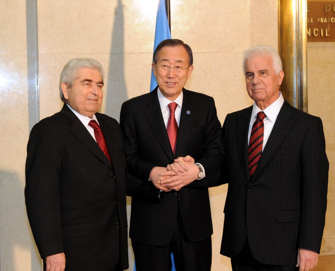 Tổng Thư ký Liên hợp quốc Ban Ki-moon và hai lãnh đạo cộng đồng người Cyprus gốc Hy Lạp và Thổ Nhĩ Kỳ. (Nguồn: parikiaki.com) Tổng Thư ký LHQ kêu gọi sớm nối lại hòa đàm trên đảo Cyprus ảnh 1