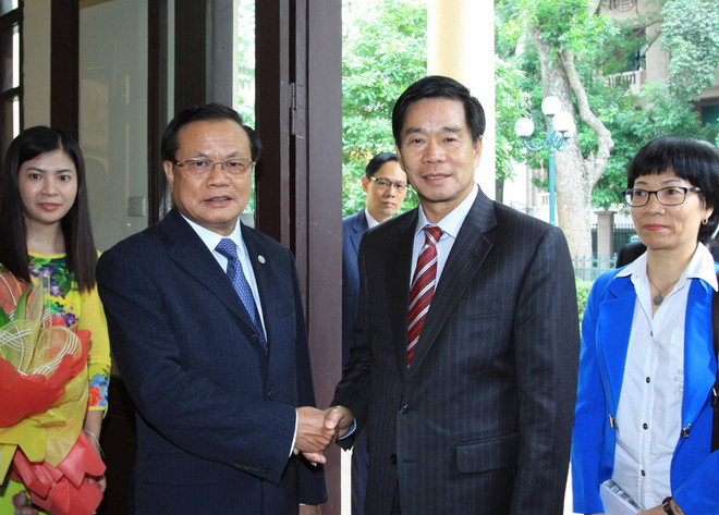 Ông Phạm Quang Nghị, Ủy viên Bộ Chính trị, Bí thư Thành ủy Hà Nội tiếp ông Singlavong Khoutphaythoune, Ủy viên Trung ương Đảng, Bí thư Thành ủy, Đô trưởng thành phố Vientiane. (Ảnh: An Đăng/TTXVN) Vientiane mong muốn Hà Nội chia sẻ kinh nghiệm phát triển ảnh 1