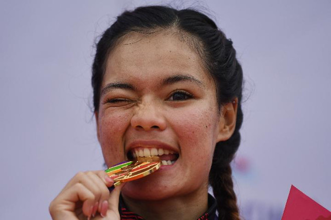 Nữ cuarơ người Indonesia nhịn khát 30km để giành huy chương Vàng ảnh 1