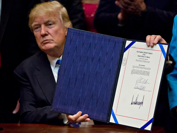Tổng thống Mỹ Donald Trum ký sắc lệnh bãi bỏ các quy định về biến đổi khí hậu của chính quyền người tiền nhiệm Barack Obama. (Nguồn: EPA/TTXVN) Giới chức Mỹ "dậy sóng" vì ông Trump bãi bỏ các chính sách xanh ảnh 1