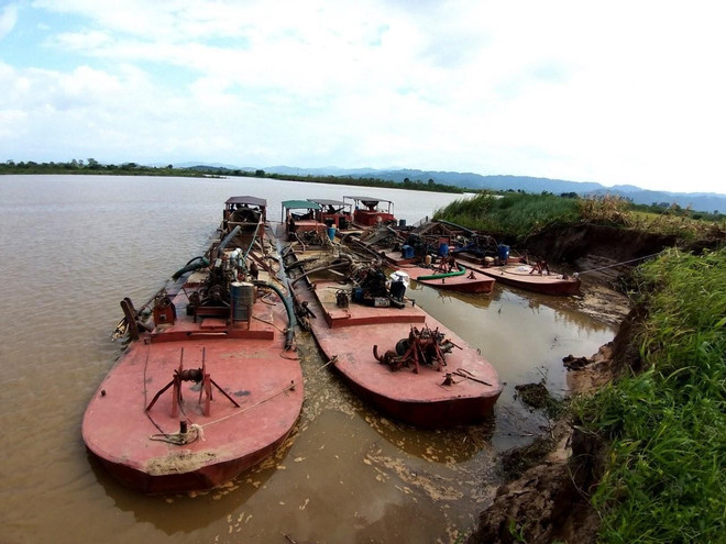 Bắt quả tang bốn tàu khai thác cát trái phép trên sông Krông Nô ảnh 1