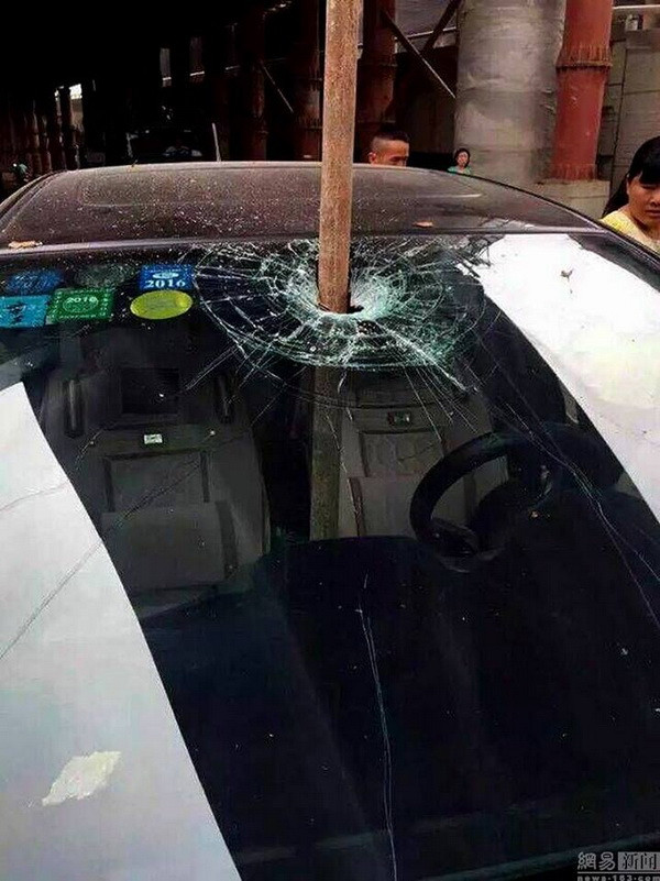 "Vật thể lạ" rơi từ công trường, tài xế thoát chết trong gang tấc ảnh 2