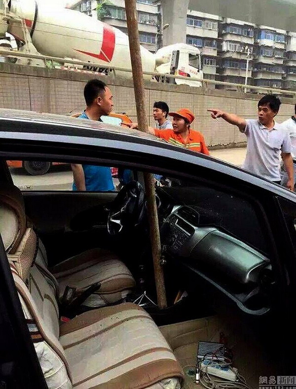 "Vật thể lạ" rơi từ công trường, tài xế thoát chết trong gang tấc ảnh 1